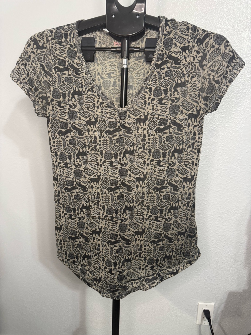 Mudd Skull & Animal Print V-Neck Tee – Size Small
